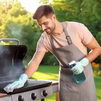 limpiar una parrilla de gas encendida