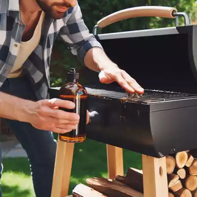 Aplicación de lubricante o grasa adhesiva en las partes móviles de la barbacoa
